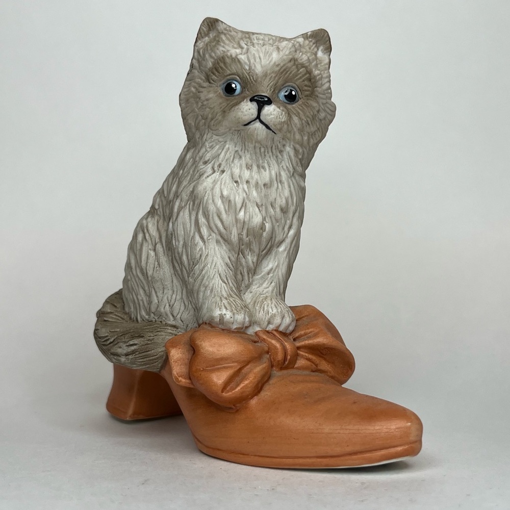 Sitting Pretty Puss in Boots Sculpture Collection
